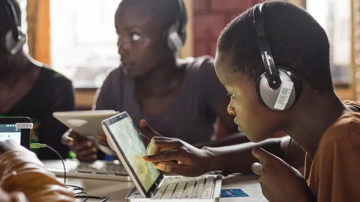 Des étudiants burundais utilisent une médiathèque portable près de Bujumbura, fournie par Bibliothèques sans frontières.