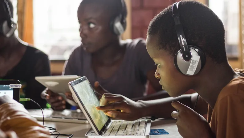 Des étudiants burundais utilisent une médiathèque portable près de Bujumbura, fournie par Bibliothèques sans frontières.